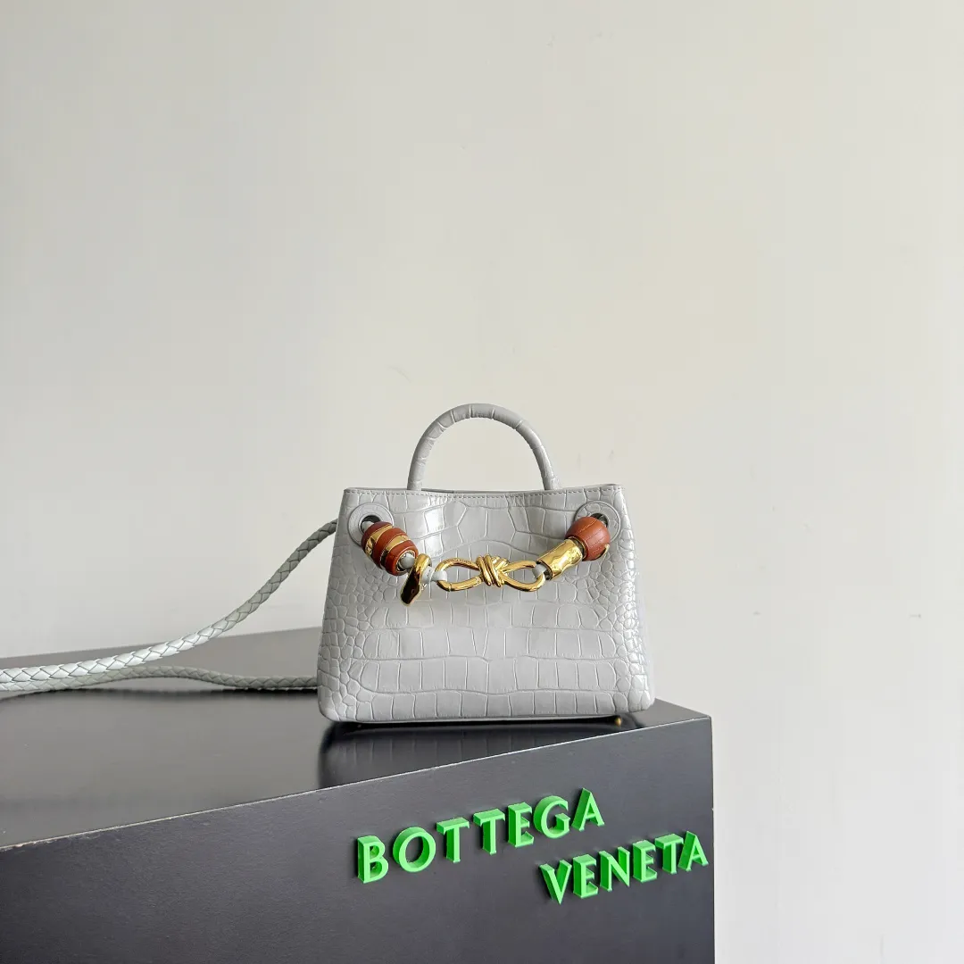 Batch 2880 BOTTEGA VENETA crocodile leather mini andiamo is paired with a four-piece oak hardware set, making the entire bag more layered. As a classic model of the BV family, each innovation brings different surprises to fans. There are three ways to carry it with different makeup. Crocodile skin is called the gold in leather and is famous for its top luxury and rarity. During use, the luster of the crocodile skin will not fade or fade with time. No matter how long it is used, it will still remain new. And because each crocodile skin is different, the effect of each crocodile leather bag is different. Style number: 777614+wood hardware Size: 22*15.5*9cm